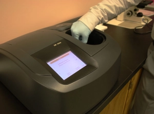 a picture of a spectrophotometer