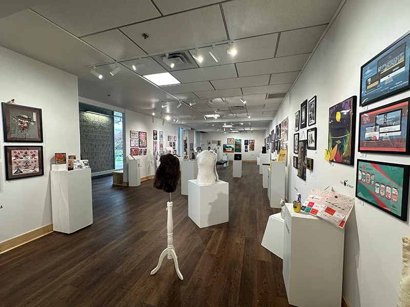 A white pillar in the Mahady art gallary stating its name
